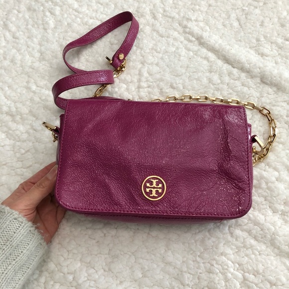 Tory Burch patent leather logo light weight fuchsia crossbody bag - Picture 3 of 8